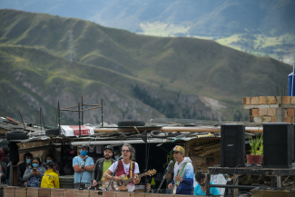 Gira En Casa de la Vecina, Aterciopelados.