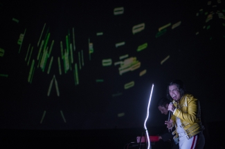 En la cápsula del espacio, un show de Queen