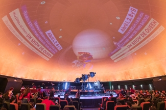 En la cápsula del espacio, un show de Queen