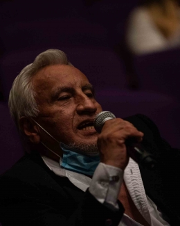 Publico asistente hablando.