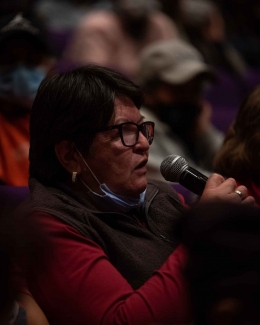 Publico asistente hablando.