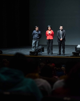 Actores escuchando al publico.