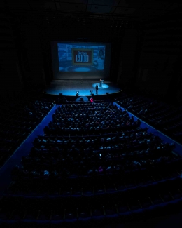 Escenario y publico.