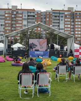 Público sentado escuchando la narración
