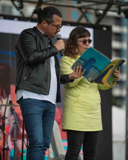 Artista en tarima realizando la lectura