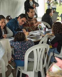 Público realizando actividades del evento