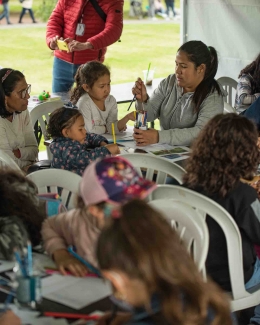 Público realizando actividades del evento