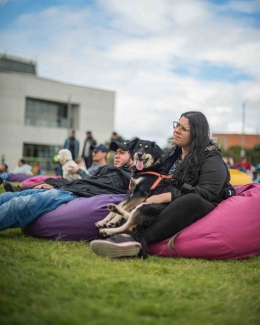 Público sentado escuchando la narración