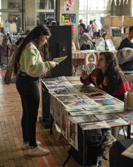 Público interactuando con el Artista