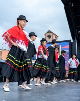 Presentaciones de grupos de danza participantes de el programa Es Cultura Local en el marco del XV Festival de Danza en la Ciudad en la localidad de Bosa