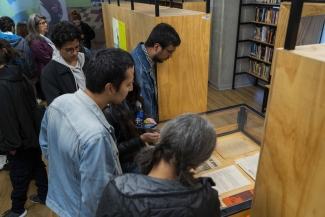 Público en la exposición de Andrés Caicedo en Andrés Caicedo: Morir y dejar obra.