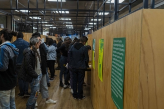 Público en la exposición de Andrés Caicedo en Andrés Caicedo: Morir y dejar obra.