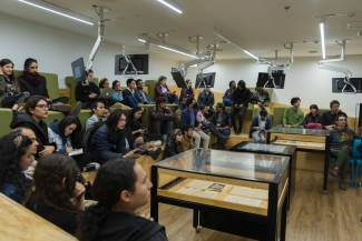 Público en la exposición de Andrés Caicedo en Andrés Caicedo: Morir y dejar obra.