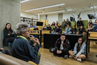 Rosario Caicedo hablando sobre la exposición de Andrés Caicedo en Andrés Caicedo: Morir y dejar obra.