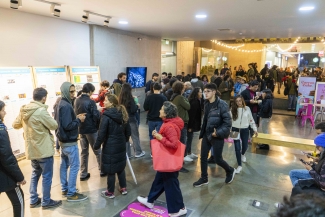 Público en fila para la inauguración del ciclo de cine mudo.