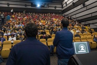 Publico escuchando la charla inaugural del ciclo de cine mudo.