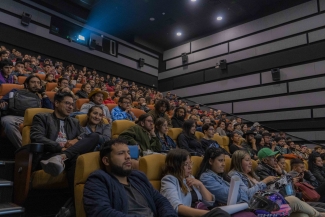 Publico escuchando la charla inaugural del ciclo de cine mudo.