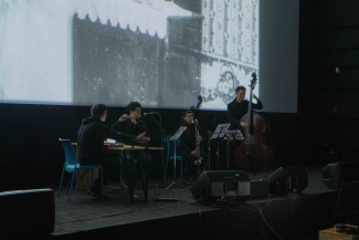 Cine concierto ciclo del cine mudo, banda en la sala capital con proyección.