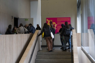 Público en fila para entrar a la exposición postmonumenta.