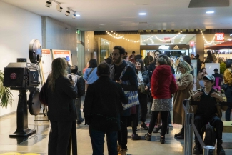 Público en fila para entrar a la premiere de la película mudos testigos.