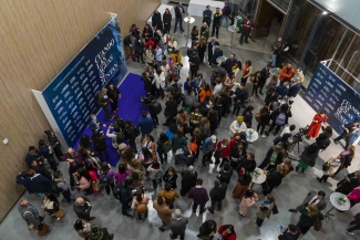 Público en el hall de la sala capital