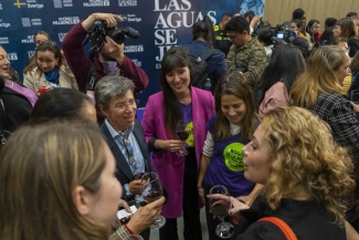 Alcaldesa reunida con publico y artistas en la premiere de Cuando las aguas se juntan