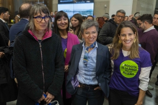 Alcaldesa reunida con publico y artistas en la premiere de Cuando las aguas se juntan