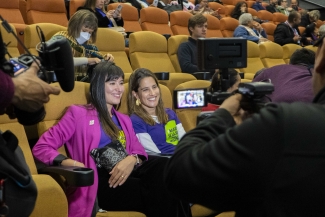 Secretaria de cultura en premiere de la película Cuando las aguas se juntan