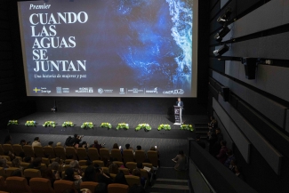 Alcaldesa dando palabras en la premiere de la película Cuando las aguas se juntan