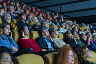 Publico, activistas y artistas en la premiere de la película Cuando las aguas se juntan