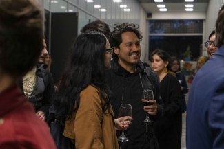 Personas hablando en el hall de la galería.