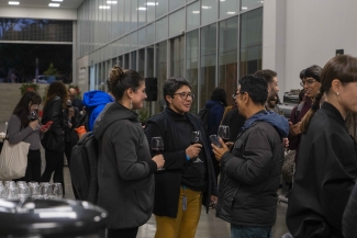 Personas hablando en el hall de la galería.