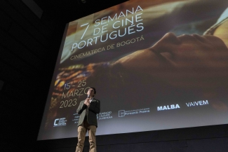 Gerente de artes audiovisuales presentando la semana de cine Portugués 