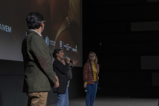 Gerente de las artes audiovisuales presentando la semana de cine portugués junto a una de las directoras de las películas 