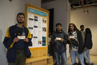 Tres personas con su boleta para la función en Cinemateca el Tunal.