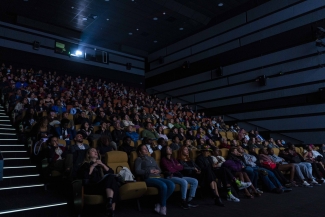 Público observando las obras de la Gala rodante 2022.