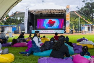 Público viendo películas en Cinemateca al parque Puente Aranda.