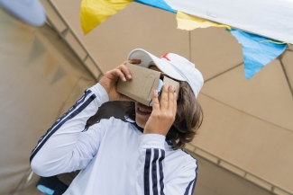 Público viendo realidad virtual en Cinemateca al parque Puente Aranda.