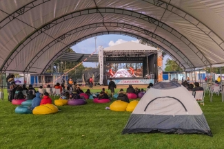 Público viendo películas en Cinemateca al parque Puente Aranda.