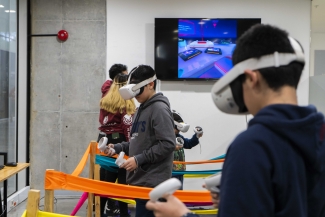 Público disfrutando de las actividades de Tómate la Cinemateca de Bogotá. actividad VR.