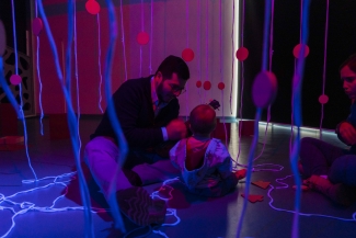 Público disfrutando de las actividades de Tómate la Cinemateca de Bogotá. Taller de sombras en sala rayito.