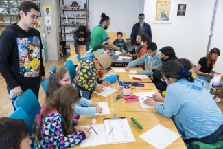 Público disfrutando de las actividades de Tómate la Cinemateca de Bogotá. Taller de muñecos.