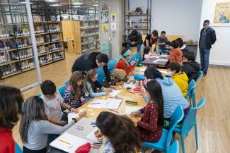 Público disfrutando de las actividades de Tómate la Cinemateca de Bogotá. Taller de muñecos.