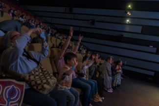 Público disfrutando de las actividades de Tómate la Cinemateca de Bogotá. Concierto de María del Sol y Cantaclaro