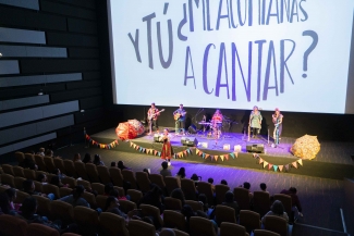 Público disfrutando de las actividades de Tómate la Cinemateca de Bogotá. Concierto de María del Sol y Cantaclaro