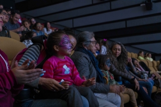 Público disfrutando de las actividades de Tómate la Cinemateca de Bogotá. Concierto de María del Sol y Cantaclaro