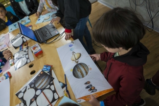 Público disfrutando de las actividades de Tómate la Cinemateca de Bogotá. Actividad del Planetario.