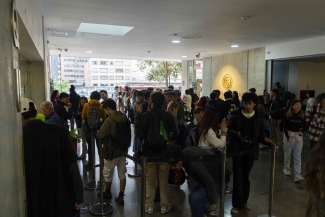 Público haciendo fila para la celebración de los 52 años de la Cinemateca de Bogotá.