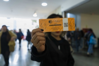 Asistentes felices después de la proyección de una película de los 52 años de la Cinemateca de Bogotá.