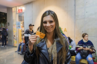 Asistentes felices después de la proyección de una película de los 52 años de la Cinemateca de Bogotá.